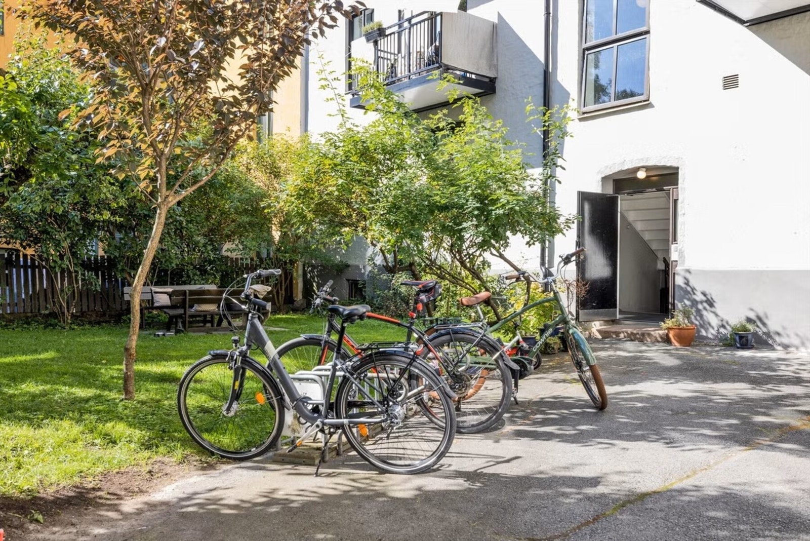 Det er en egen oppstillingsplass til sykler i bakgården. Galleribilde