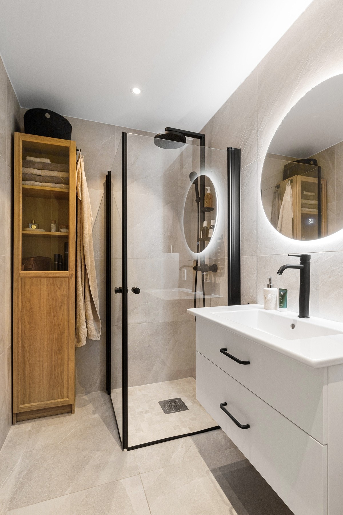 Badet fremstår pent og funksjonelt med gode oppbevaringsløsninger og gjennomført materialvalg. Galleribilde