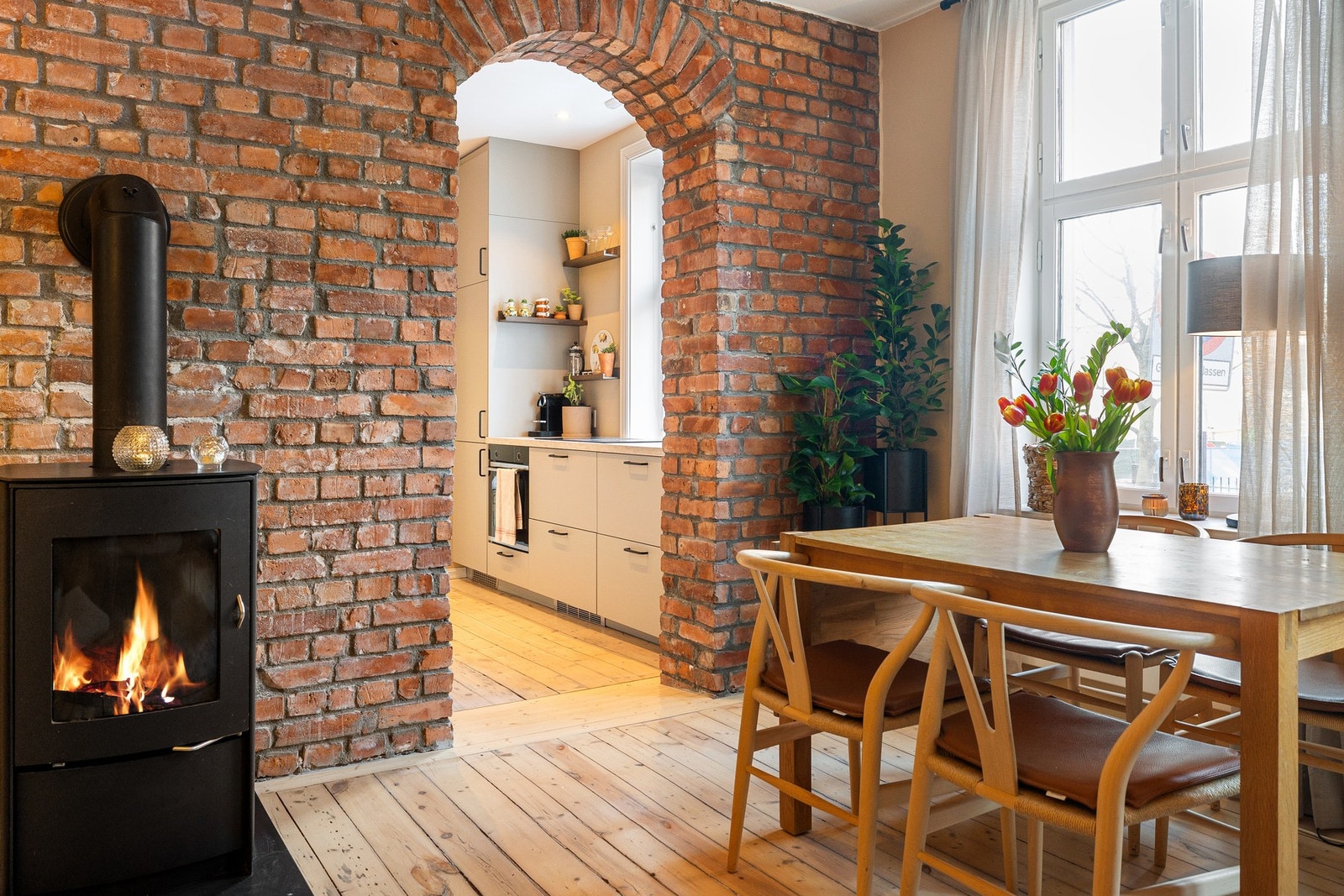 Vinduer slipper inn rikelig med lys fra flere kanter. Galleribilde