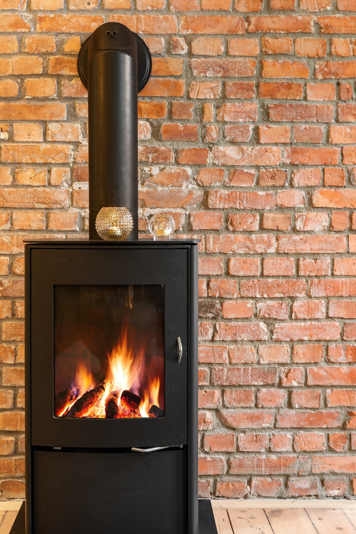 Peisen utgjør et naturlig midtpunkt i rommet og skaper både varme og en lun stemning på kjøligere dager Galleribilde