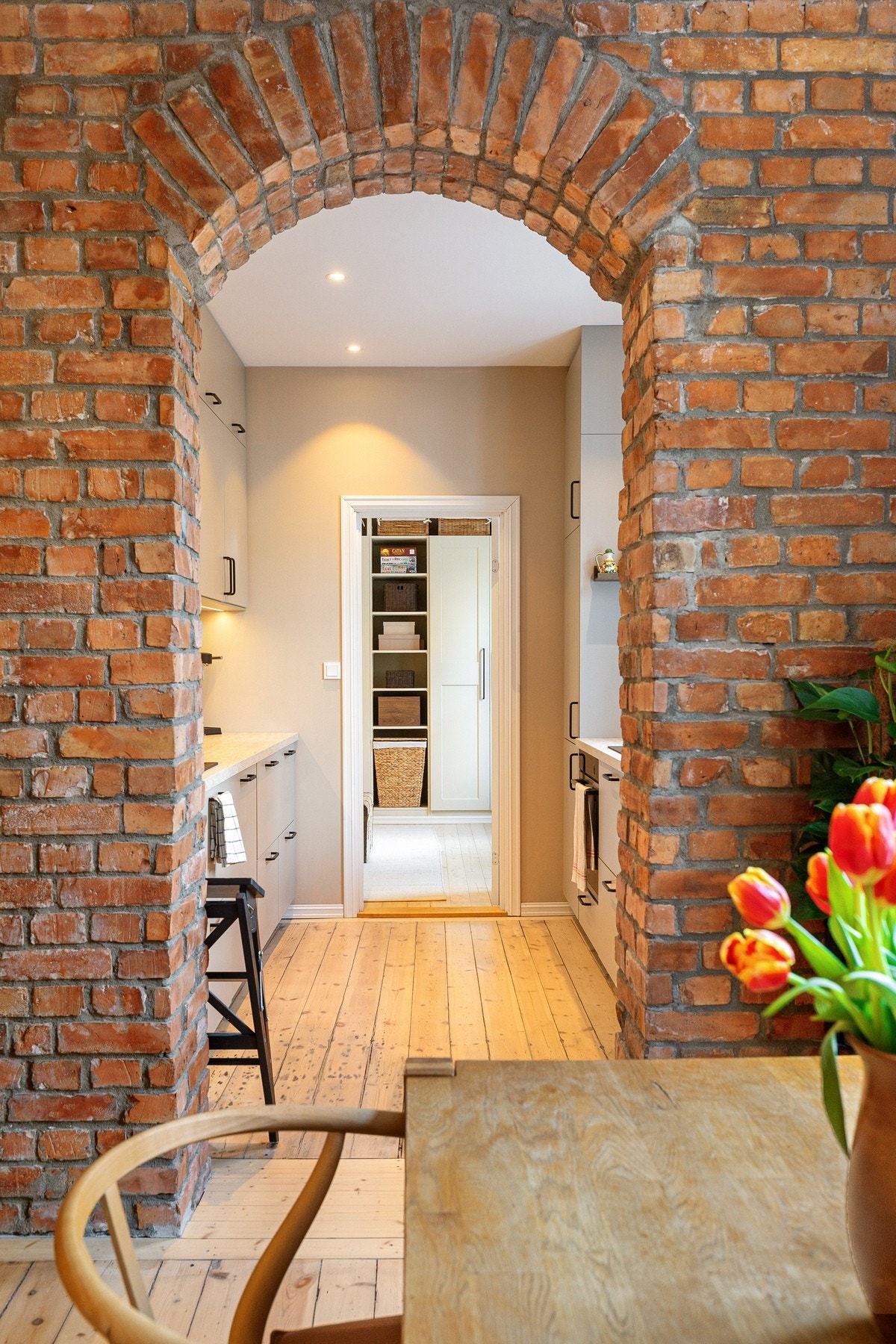 Kjøkkenet ligger i en delvis åpen løsning mot stuen og skaper en naturlig samlingsplass i boligen. Galleribilde