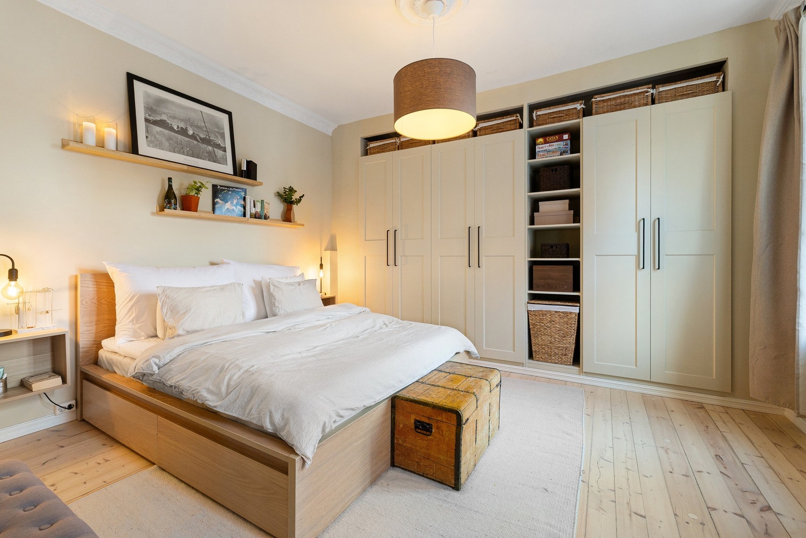 Rommet er romslig og luftig, med god plass til dobbeltseng og garderobeløsning. Galleribilde