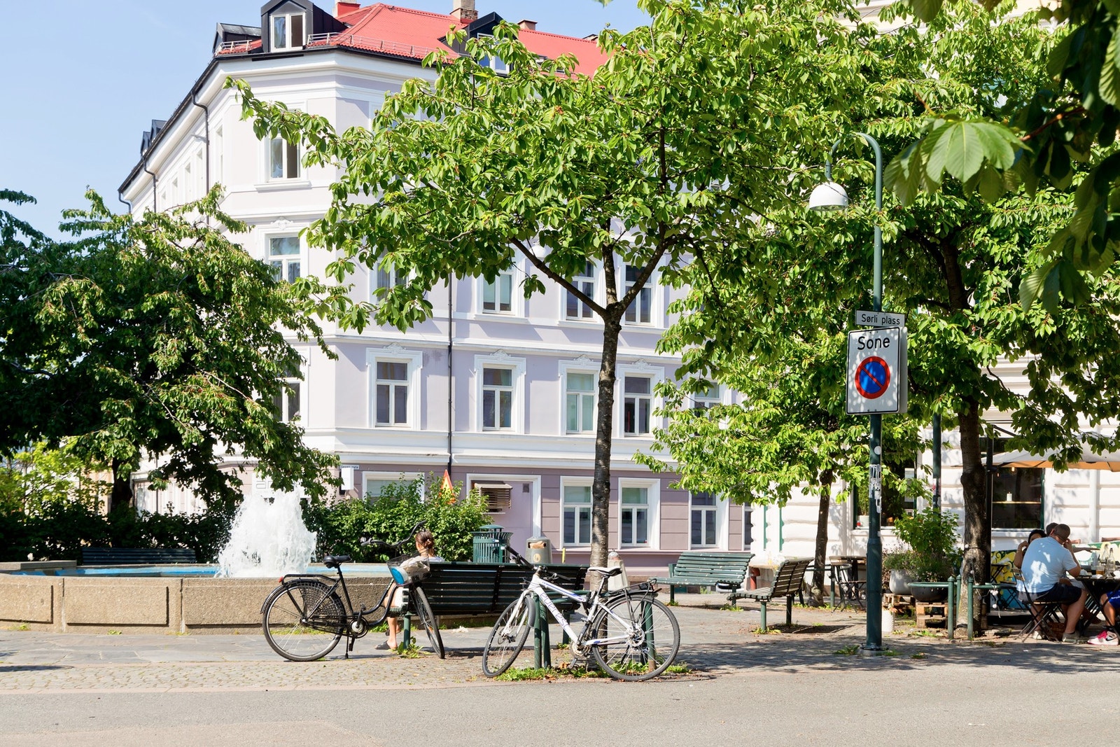 Alt av servicetilbud, butikker, kaféer og offentlig kommunikasjon er lett tilgjengelig Galleribilde