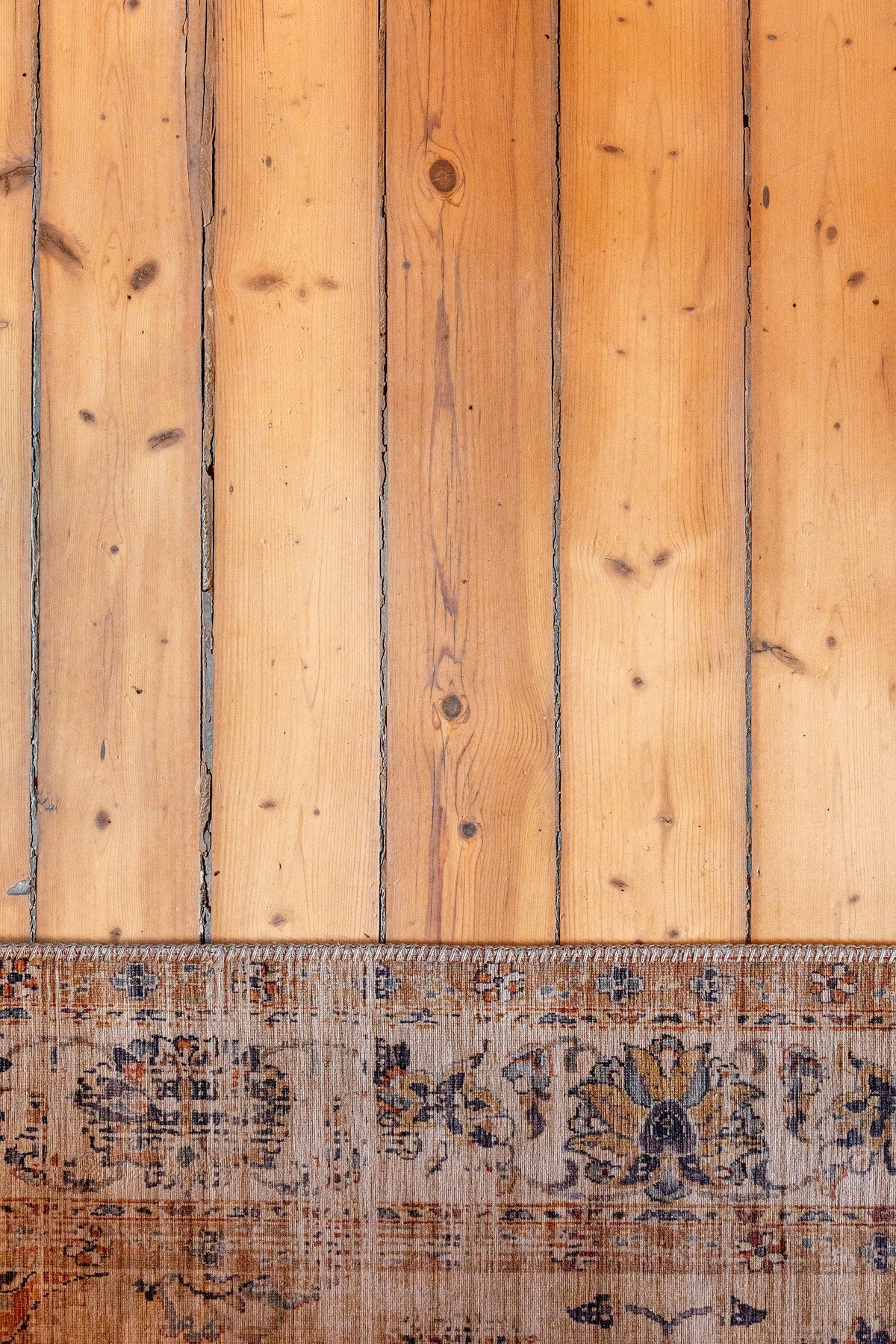 Delikate fargevalg på vegger og originalt tregulv i store deler leiligheten. Galleribilde