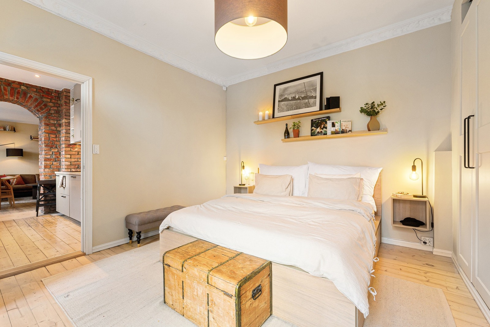 Hovedsoverommet er svært innbydende med delikate fargevalg, store vindusflater og luftig løsning. Galleribilde