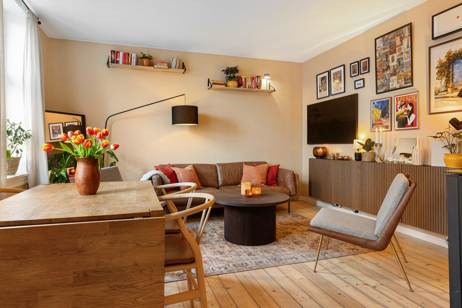 Klassiske detaljer som tregulv, takhøyde og store vindusflater tilfører rommet karakter og eleganse. Galleribilde