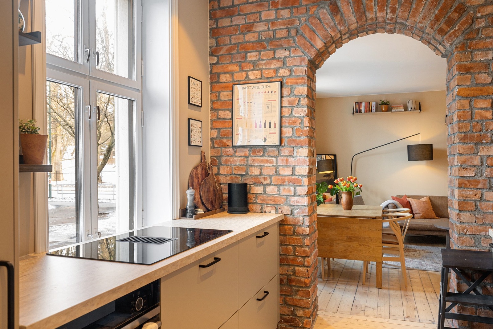 Lekre utsnitt og et vakkert lys som skifter gjennom leiligheten i løpet av dagen, og fremhever rommenes atmosfære og detaljer. Galleribilde