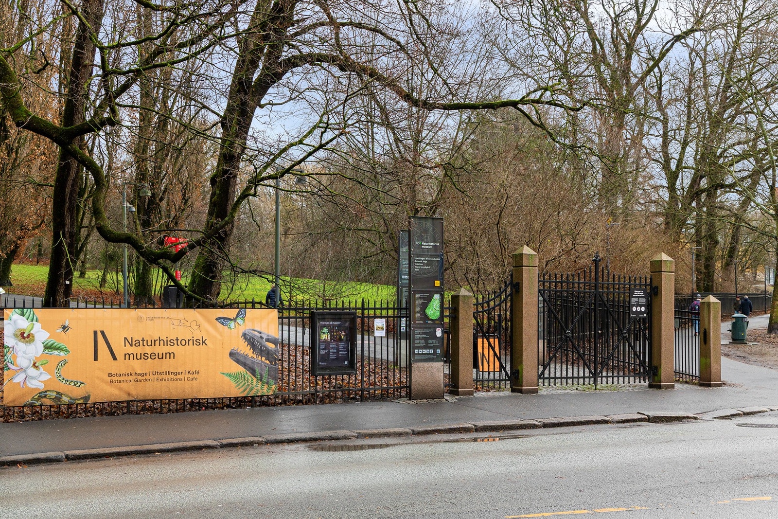 Leiligheten ligger svært sentralt, med Botanisk hage som nærmeste nabo. Galleribilde