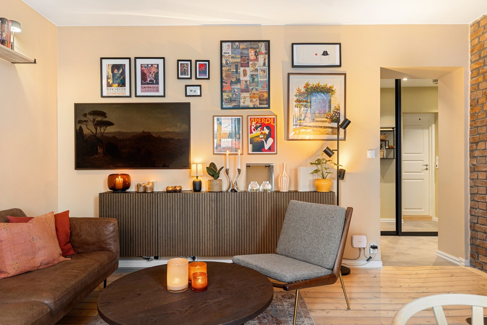 Et rom som virkelig inviterer til både hverdagsliv og hyggelige sammenkomster. Galleribilde