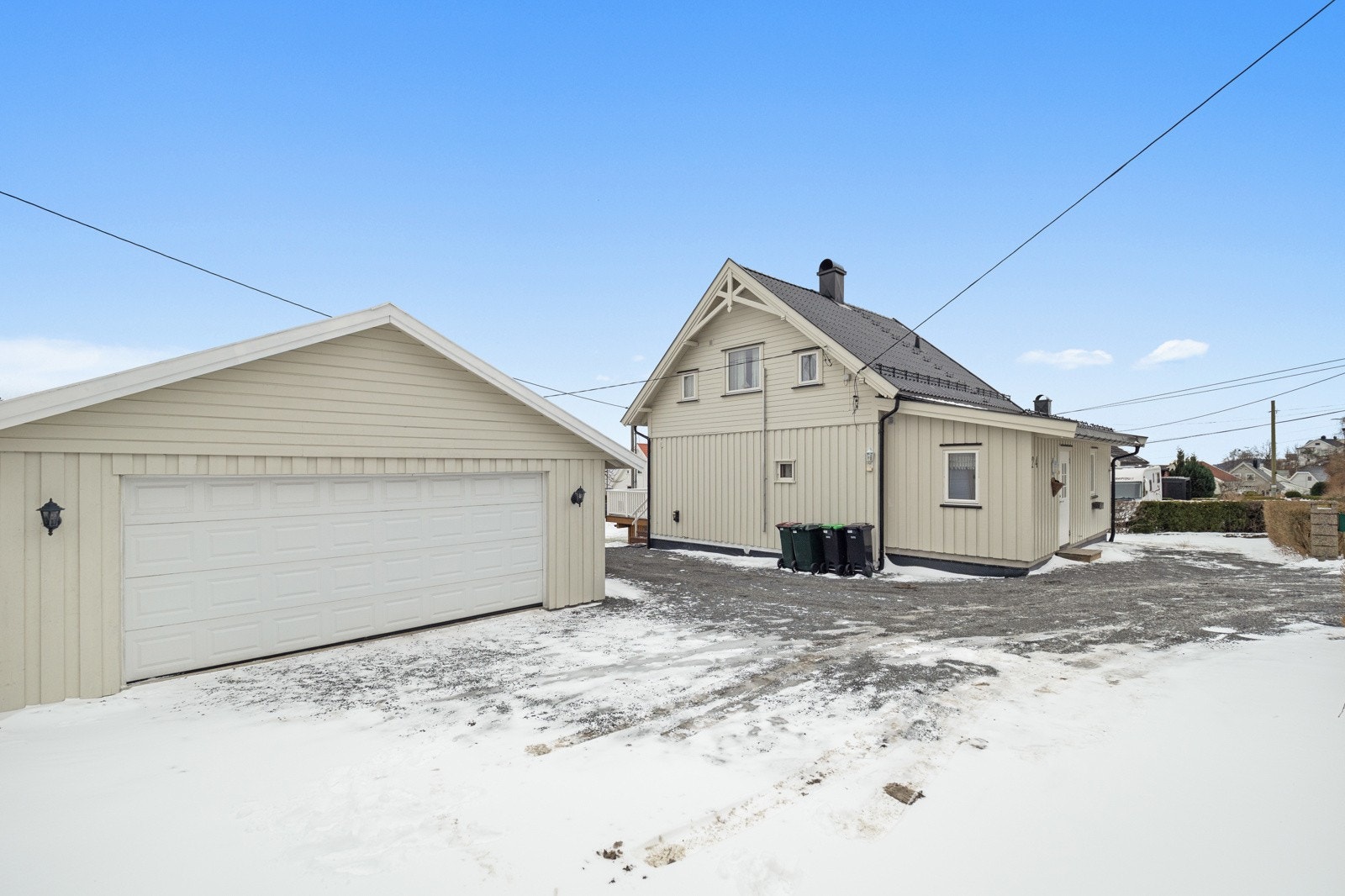 Eiendommen har en dobbelgarasje som er oppført i 2001 Galleribilde