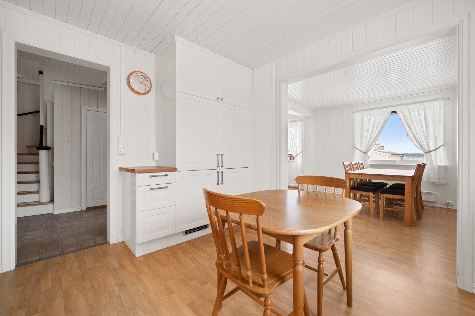 Plass til et lite spisebord på kjøkkenet til hverdagsfrokosten Galleribilde