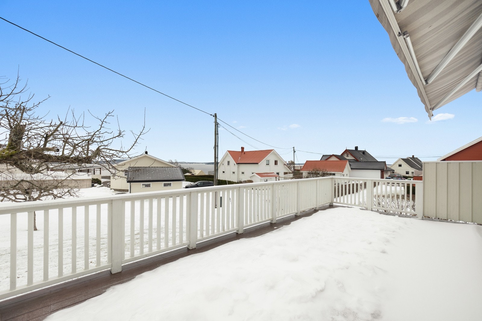 Fra terrassen er det trapp ned til hagen Galleribilde