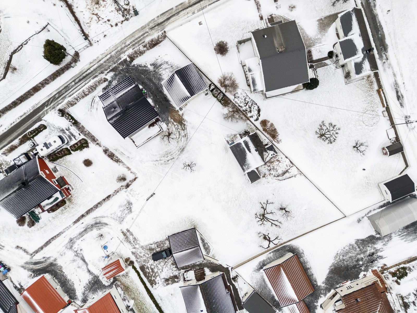 Tomten er opparbeidet med singlet oppkjørsel, plenarealer, naturtomt og diverse beplantning Galleribilde