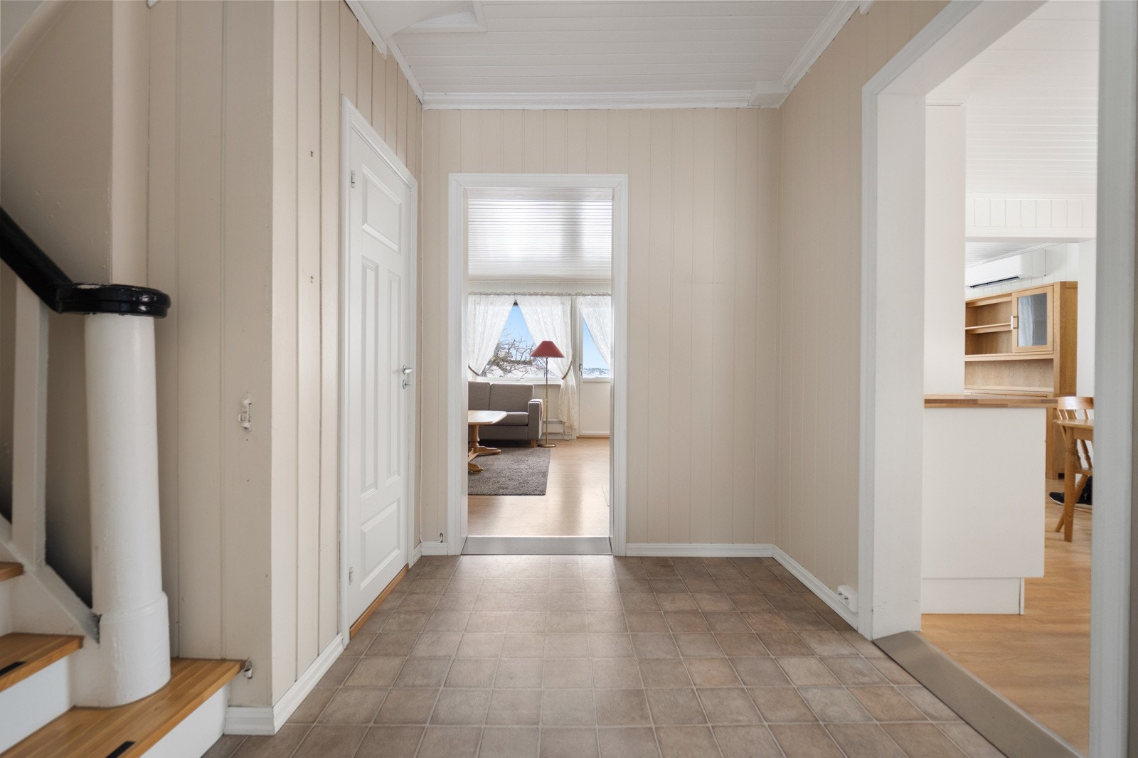 Gang med trapp opp til 2.etasje og ned til kjeller med boder/uinnredede rom Galleribilde