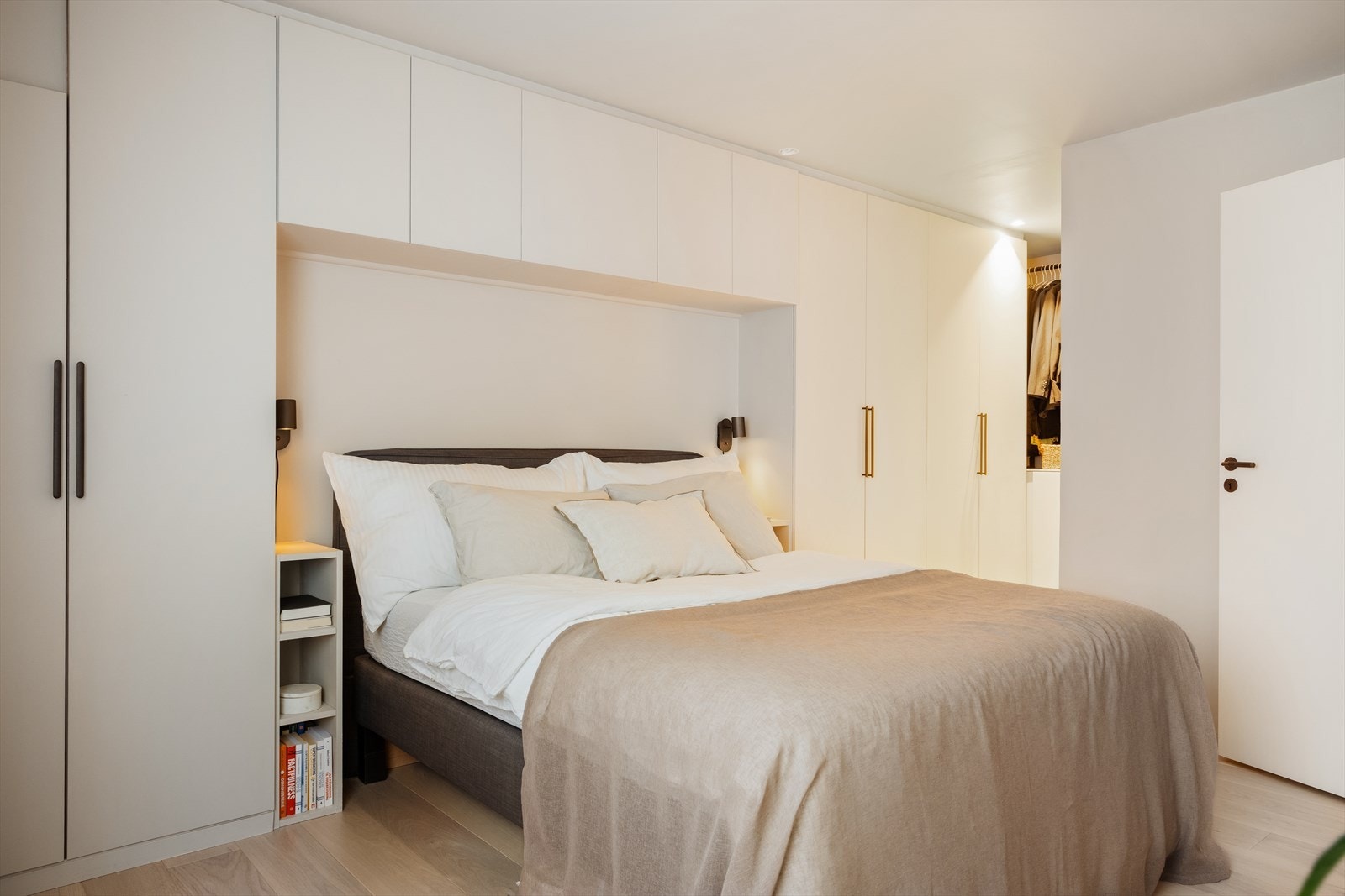 Lyst og luftig soverom på ca. 10,7 m² med gode møbleringsmuligheter! Galleribilde