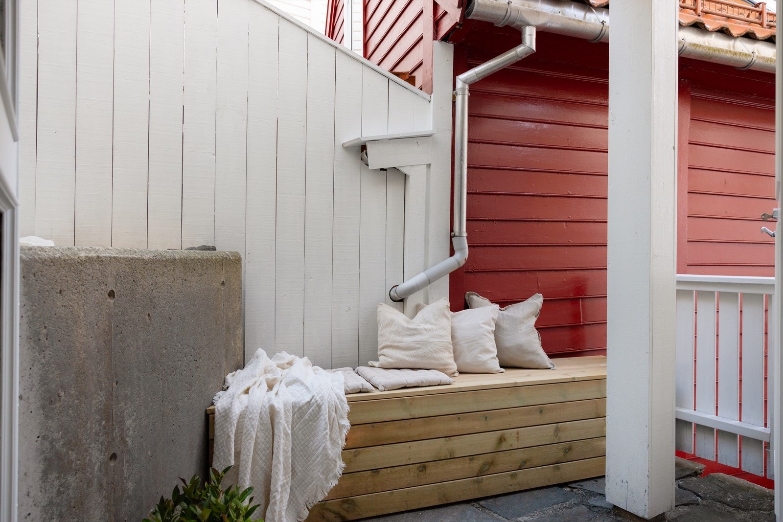 Fra stue/kjøkken er det utgang til en skjermet og privat uteplass med platting og sittebenk! Galleribilde