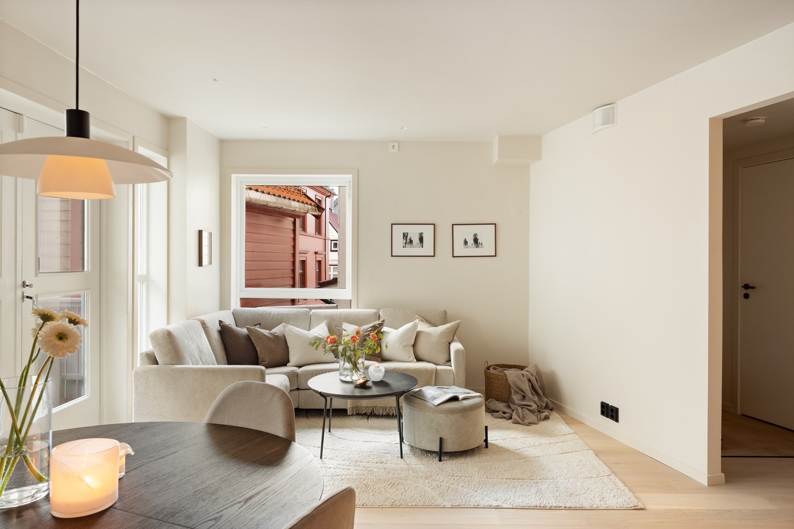 Oppholdsrommet fremstår som romslig, med god plass til både sofakrok og spisestue, og det er lett å se for seg gode stunder med venner og familie her! Galleribilde