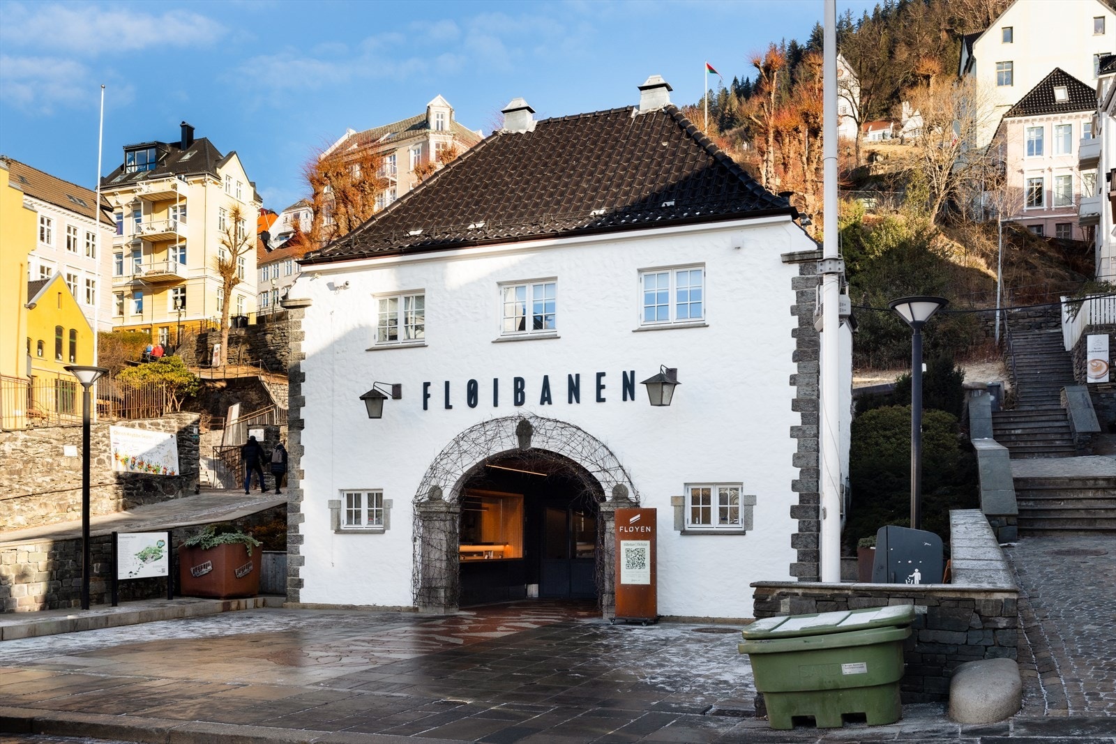 Fantastisk beliggenhet like ved Fløibanen, som tar deg raskt opp til fjellet og noen av byens flotteste tur- og rekreasjonsområder! Galleribilde