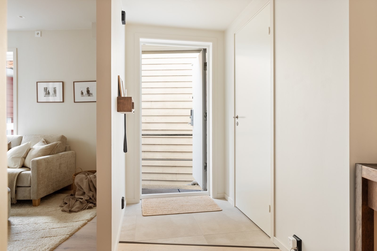 Boligen ønsker deg velkommen med en lys og romslig entré som gir et umiddelbart inntrykk av kvalitet, varme og trivsel. Her er det lett å føle seg hjemme fra første øyeblikk! Galleribilde