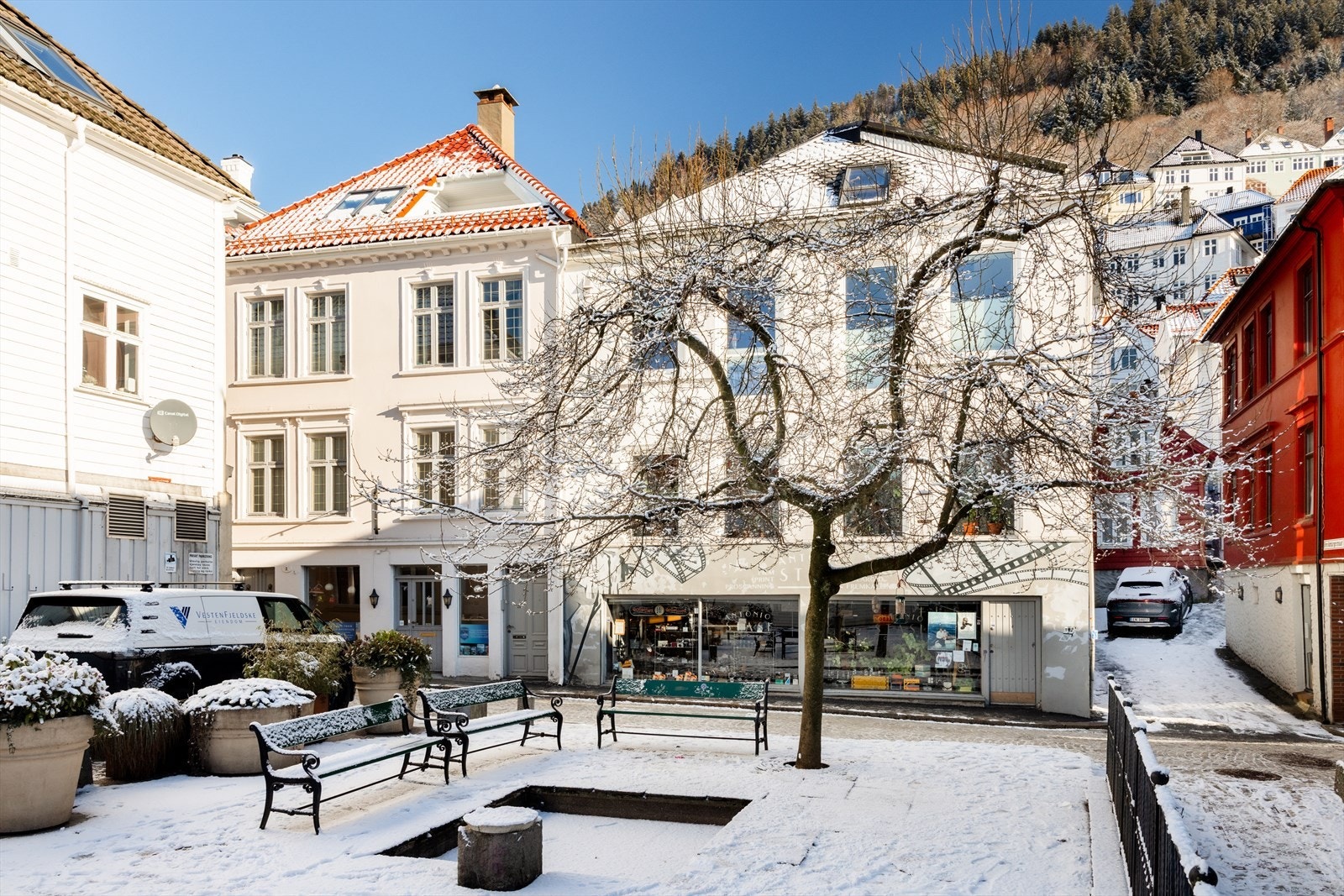 Områdets særpregede bebyggelse og arkitektur skaper en varm og innbydende atmosfære som gir stedet sjel og karakter! Galleribilde