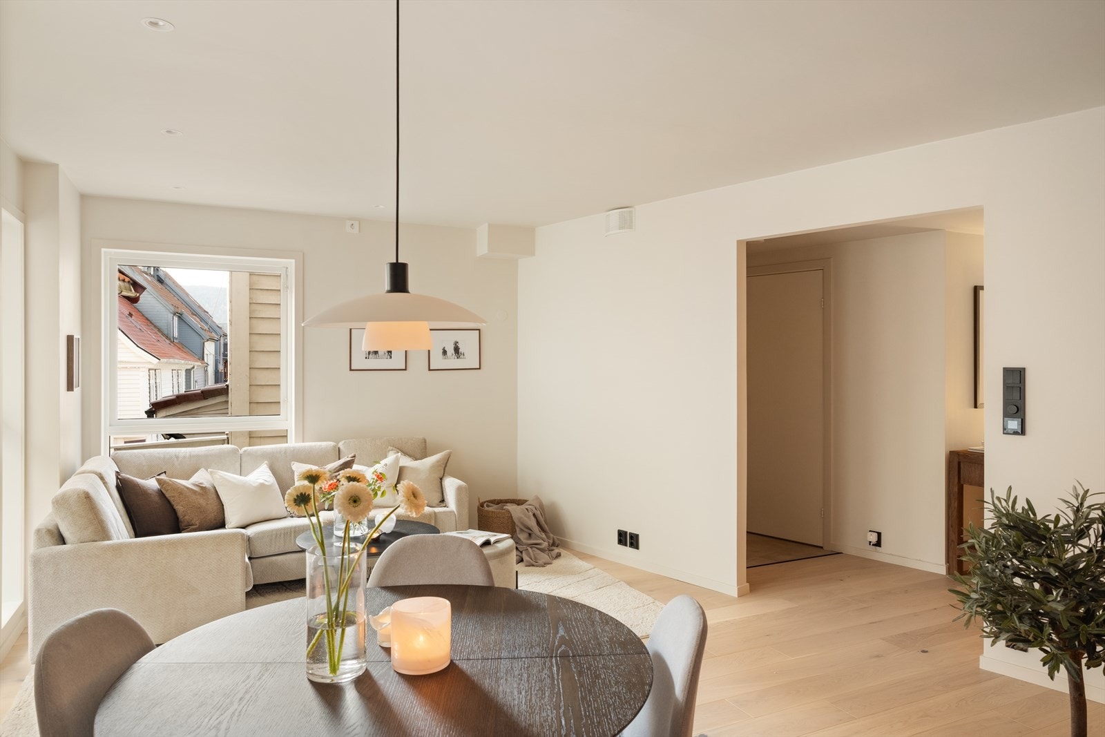 Veggene er malt i en tidsriktig fargetone som harmonerer flott med parkettgulvet og gir rommet et lunt, moderne og innbydende preg Galleribilde