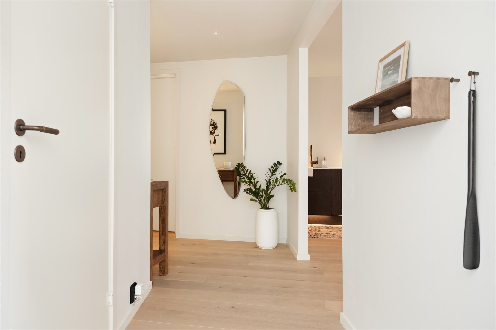 Harmoniske farge- og materialvalg skaper et stilrent og behagelig uttrykk, samtidig som gode oppbevaringsmuligheter gjør hverdagen både praktisk og ryddig. Galleribilde