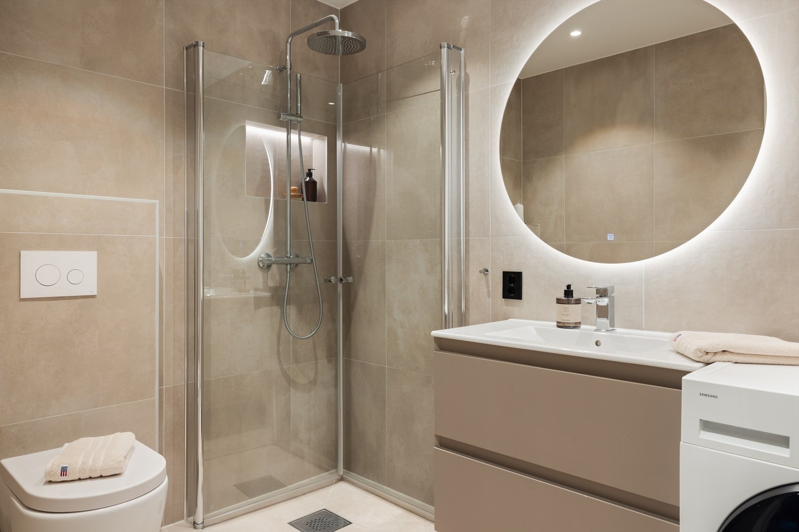 Helfliset og moderne bad oppgradert i 2024, med varmekabler i gulvet som gir en behagelig komfort året rundt. Galleribilde