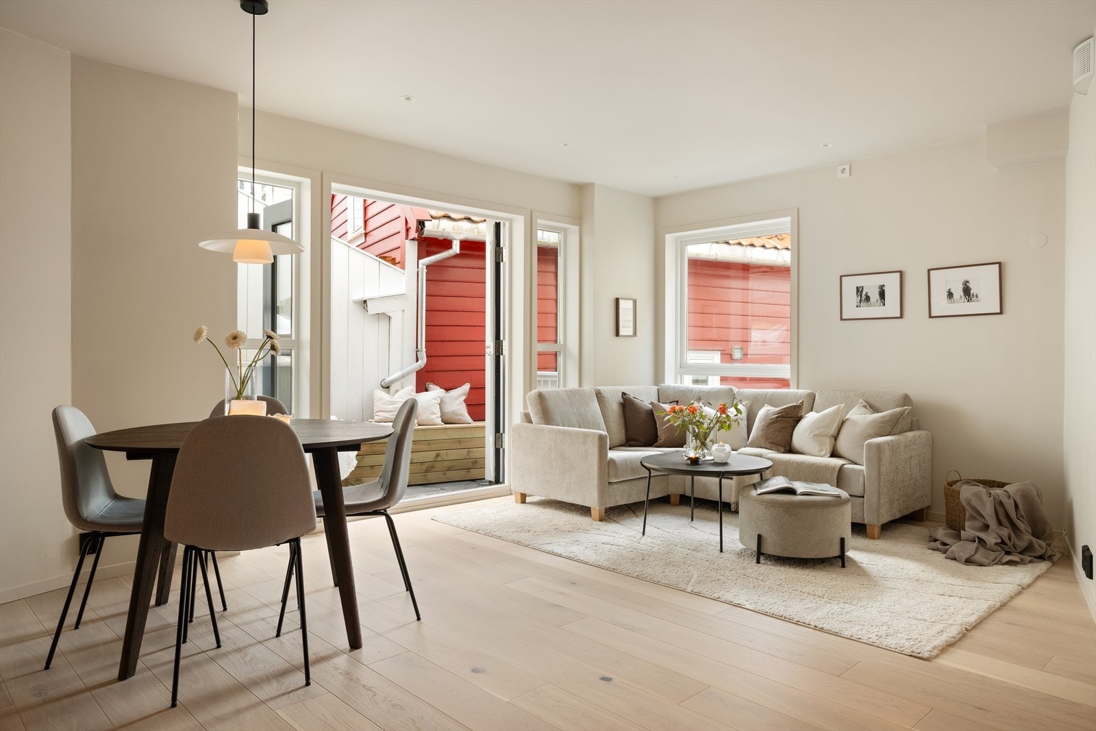 Aktiv Eiendomsmegling v/ Tobias Nordahl-Pedersen har den store gleden av å presentere Øvre Hamburgersmauet 2C! Her finner du en sjarmerende leilighet midt i byen, men likevel stille og tilbaketrukket, en svært gjennomført oppgradert bolig Foto: Alex Coppo Galleribilde