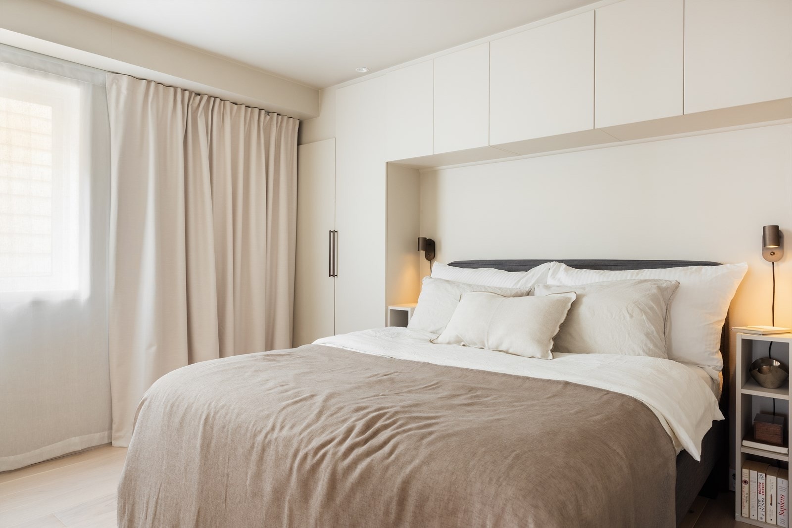 Her er det plass til dobbeltseng med tilhørende møblement med en super praktisk innebygd garderobeløsning som gir gode oppbevaringsmuligheter! Galleribilde