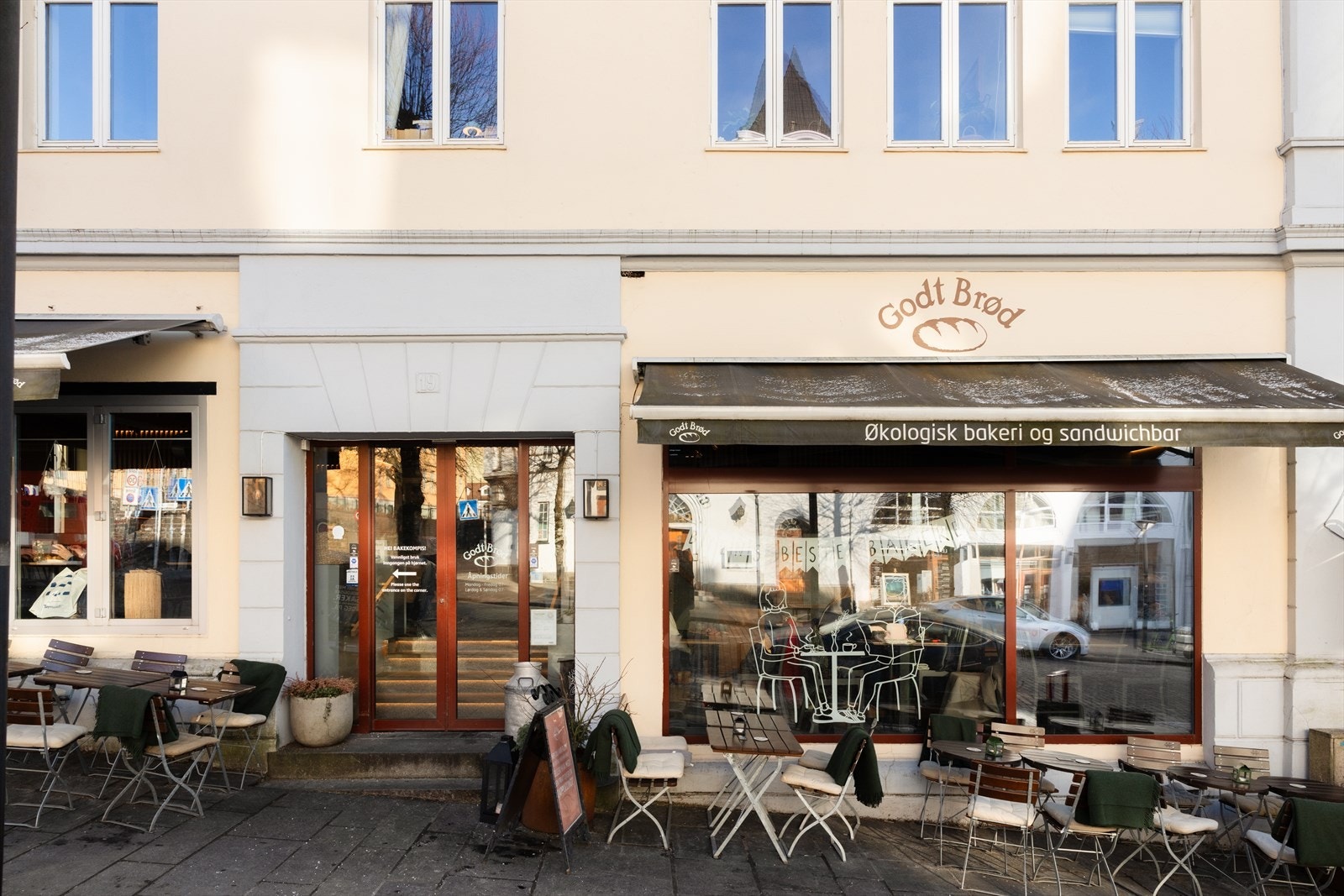 Bo med kjempe kort vei til Godt Brød, hvor du kan starte dagen med ferske bakervarer og nybakt brød - en hyggelig del av hverdagen i nærområdet. Galleribilde