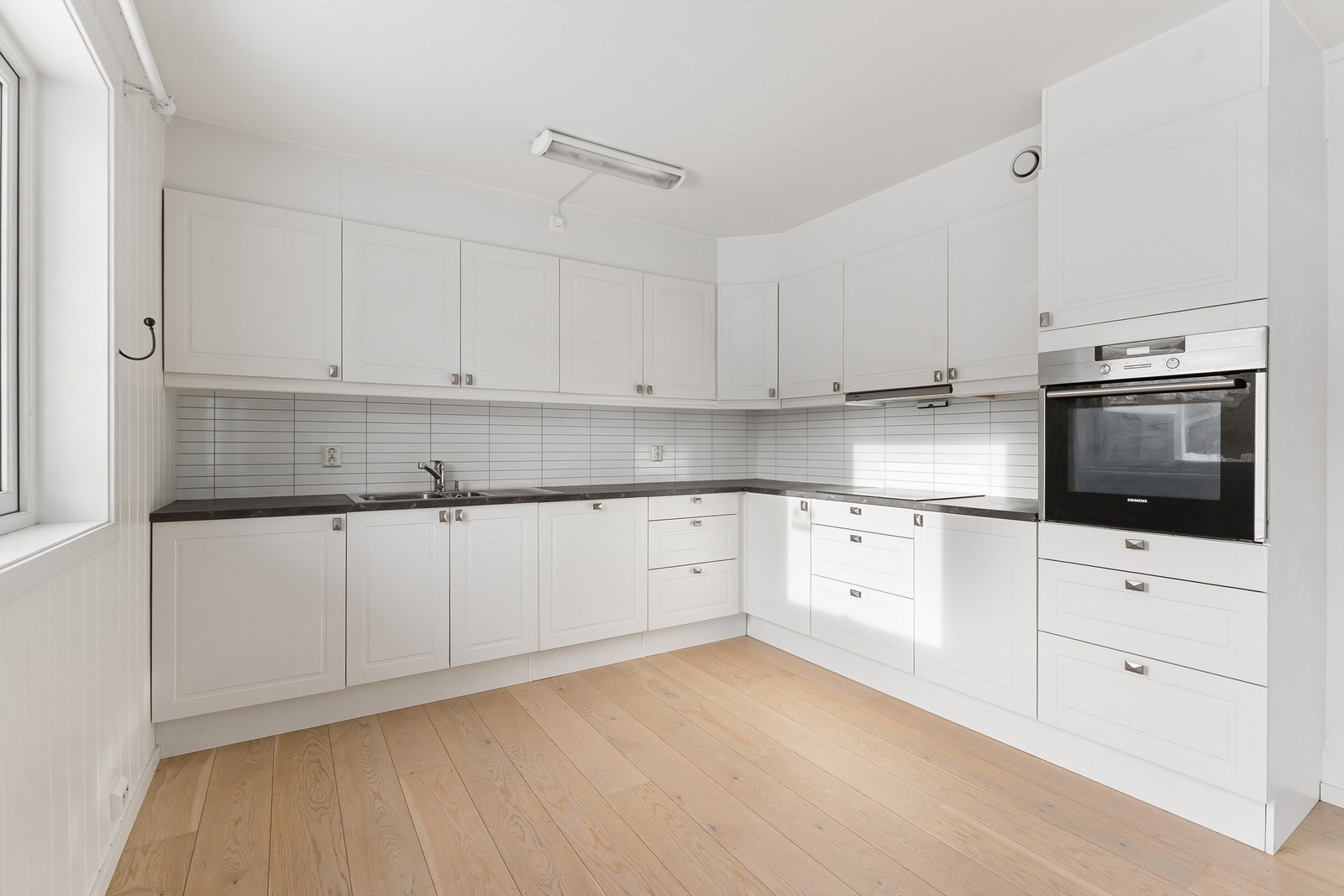 Leiligheten har et stort kjøkken i klassisk design fra Sigdal. Her er det integrert stekeovn i god arbeidshøyde og nedfelt platetopp. Galleribilde