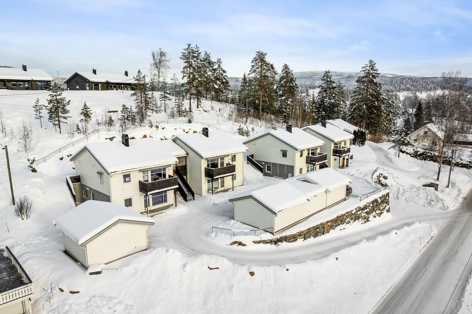 Det er ca. 50 minutter med bil til alpinanlegg på Norefjell, Tempelseter og Haglebu. Galleribilde