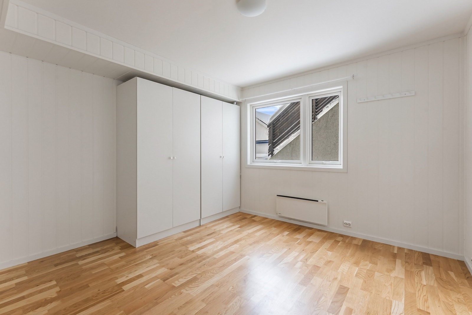 Dette soverommet er innredet med garderobeskap for effektiv oppbevaring. Galleribilde