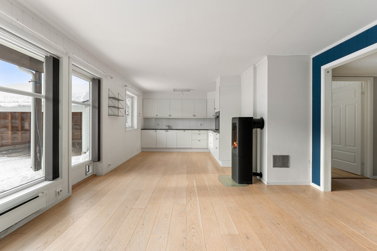 Den åpne løsningen mellom stue og kjøkken skaper et sosialt og luftig allrom. Galleribilde