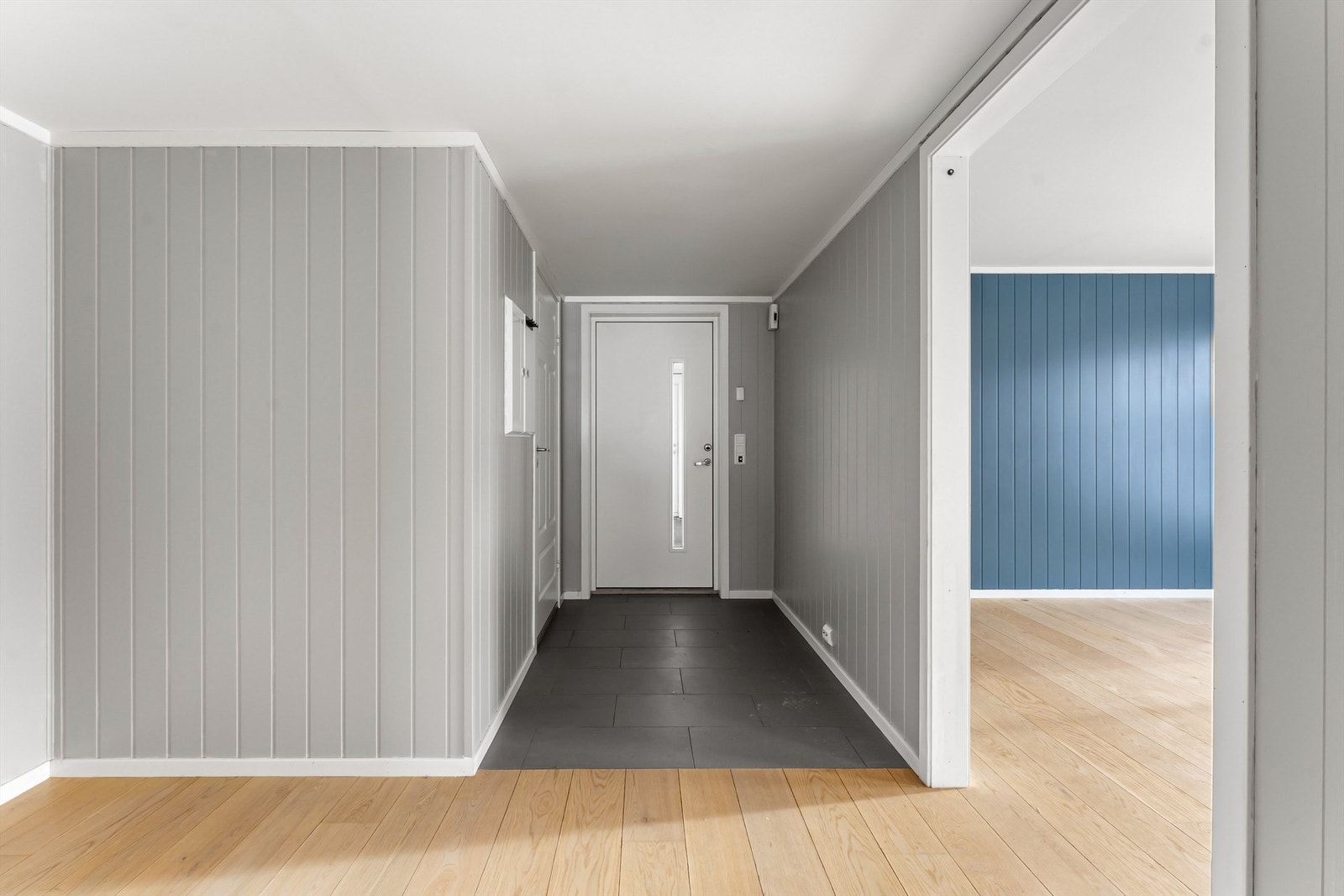 En praktisk entré med flislagt gulv ønsker deg velkommen inn. Galleribilde