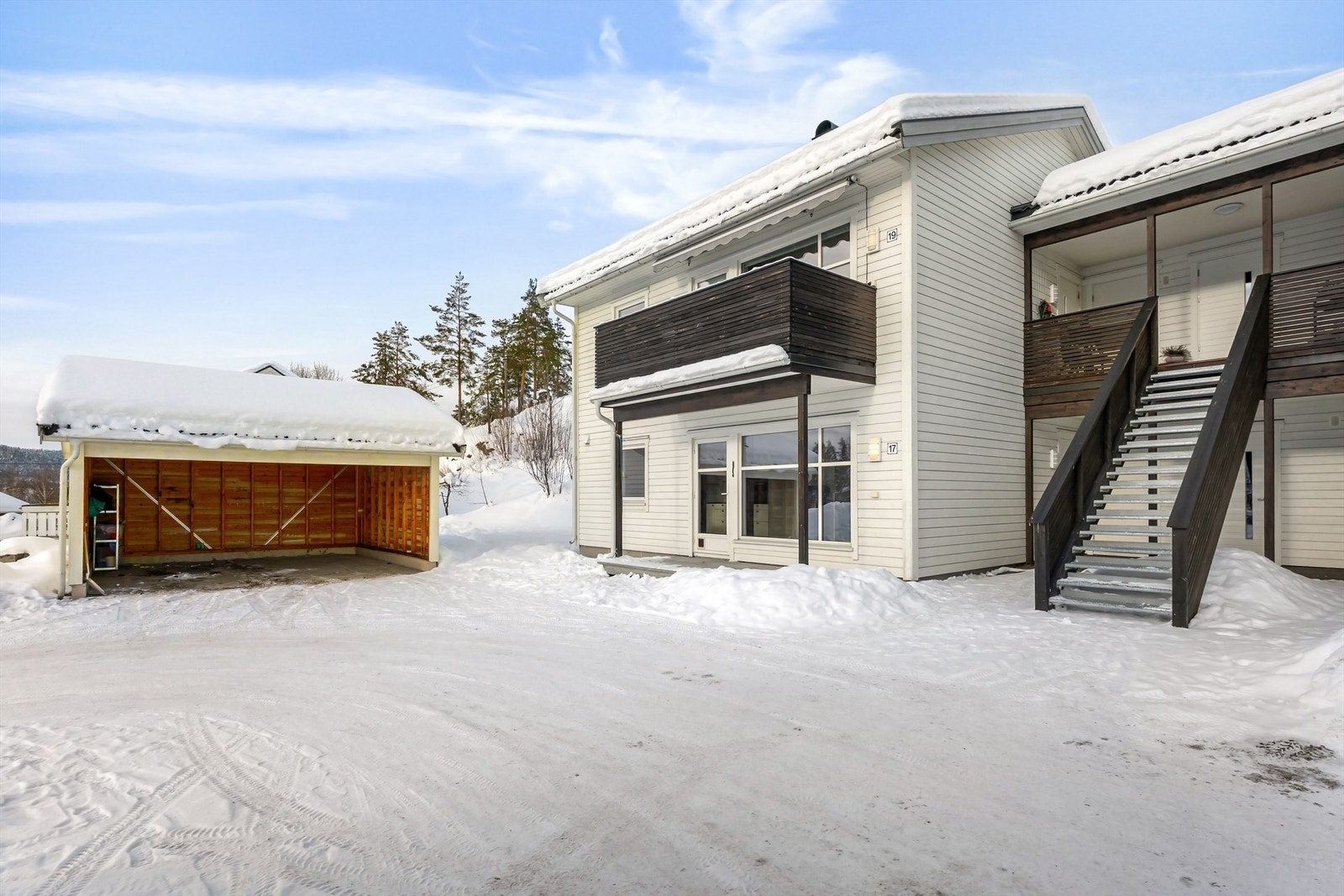 Eiendommen har en sentral beliggenhet i Prestfoss sentrum. Galleribilde