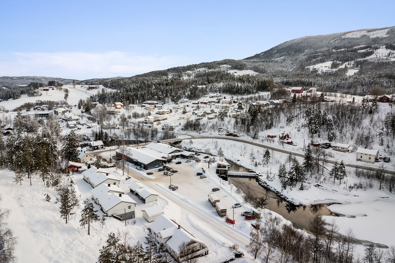 Vinterstid er det anlagt lysløype like ved eiendommen, med gode skimuligheter. Galleribilde