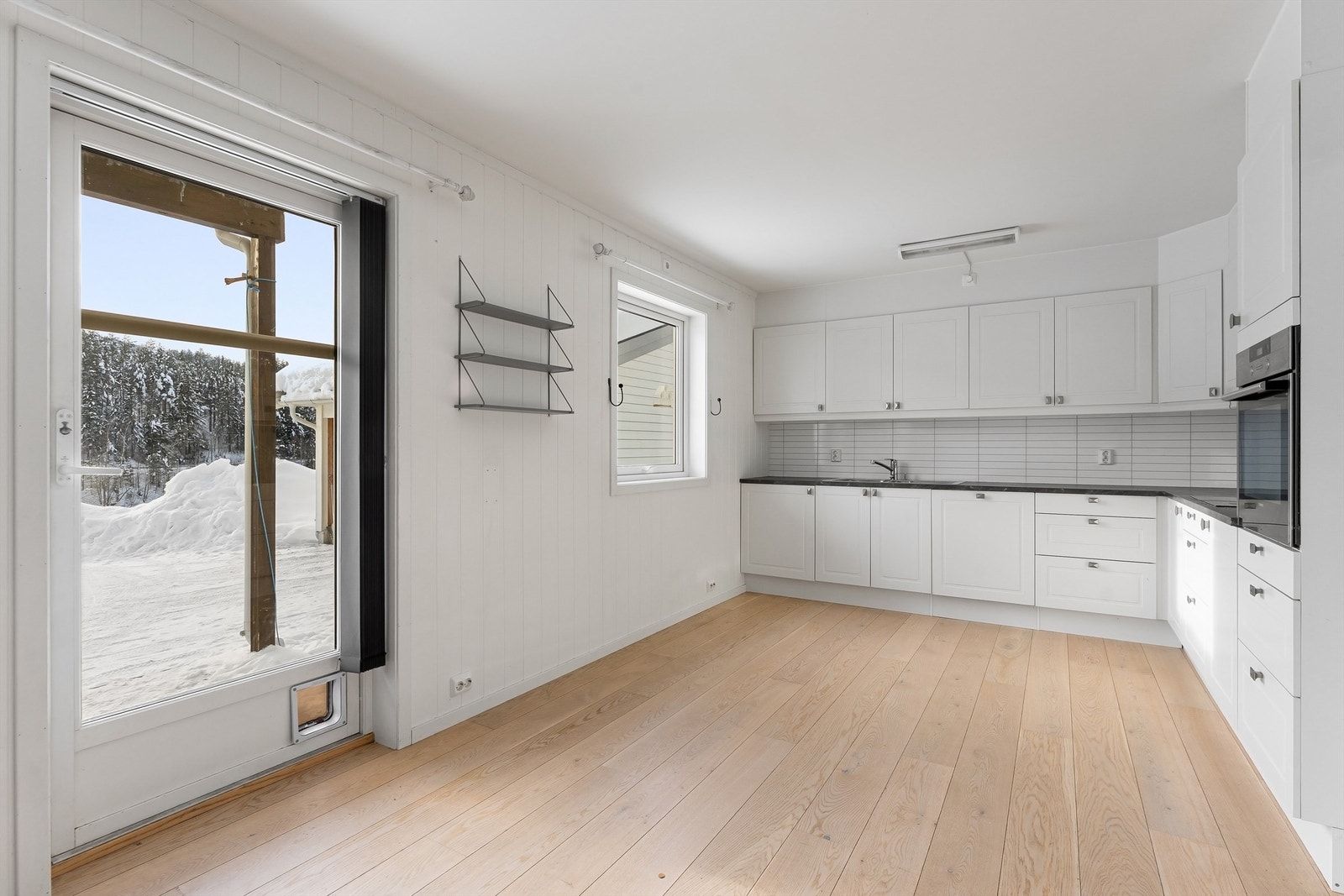 Fra kjøkkenet er det direkte utgang til uteplassen, noe som binder inne- og uterommet sammen. Galleribilde