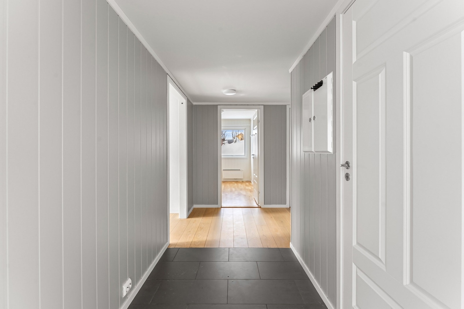 Gangen fungerer som et bindeledd mellom soverommene og oppholdsrommene. Galleribilde