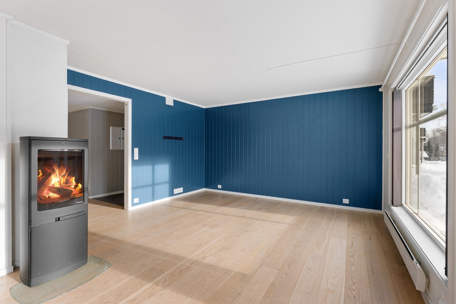 Peisovnen i stuen gir både effektiv varme og en hyggelig stemning. Galleribilde