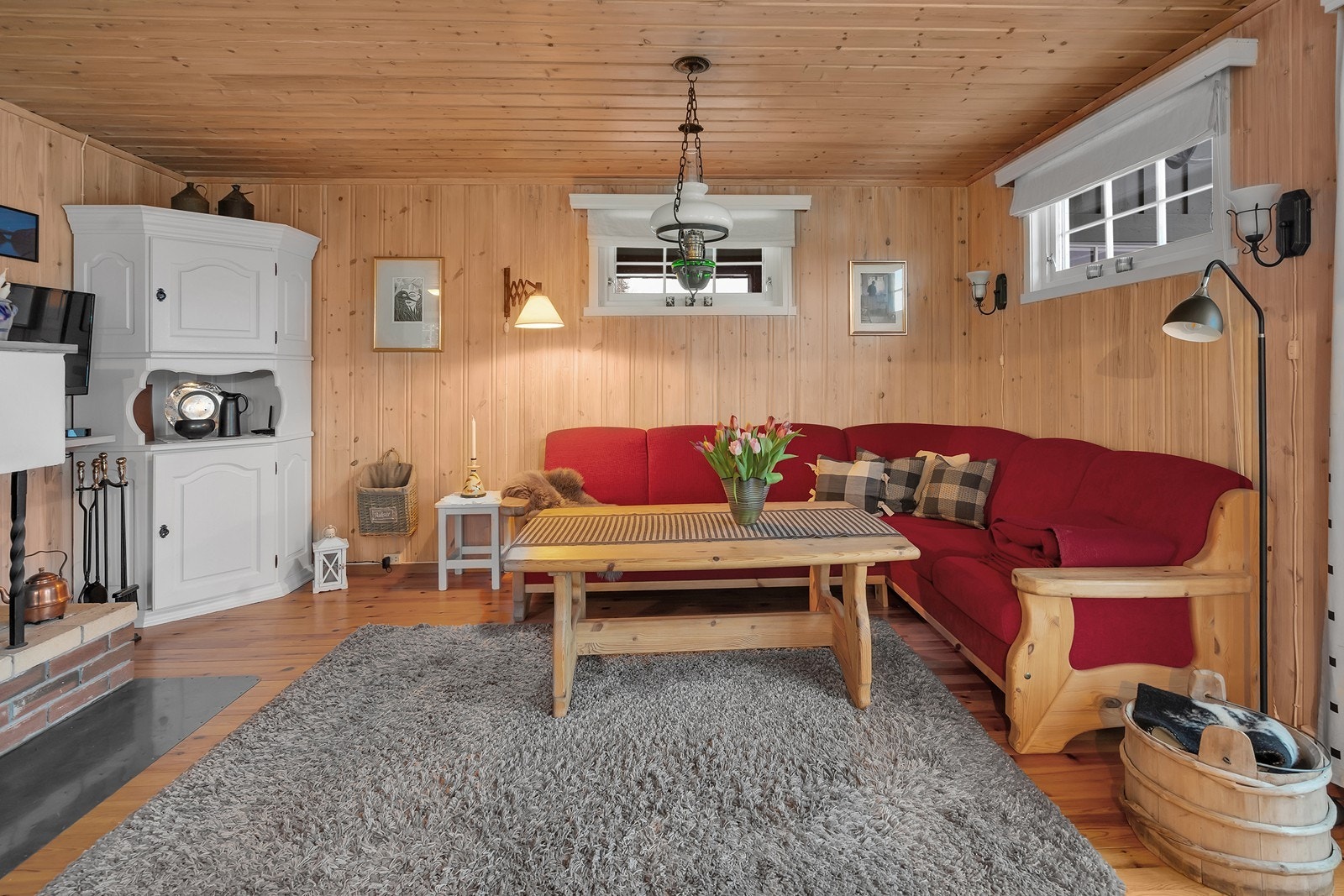 Hytta selges komplett møblert slik den fremstår på visning. Galleribilde