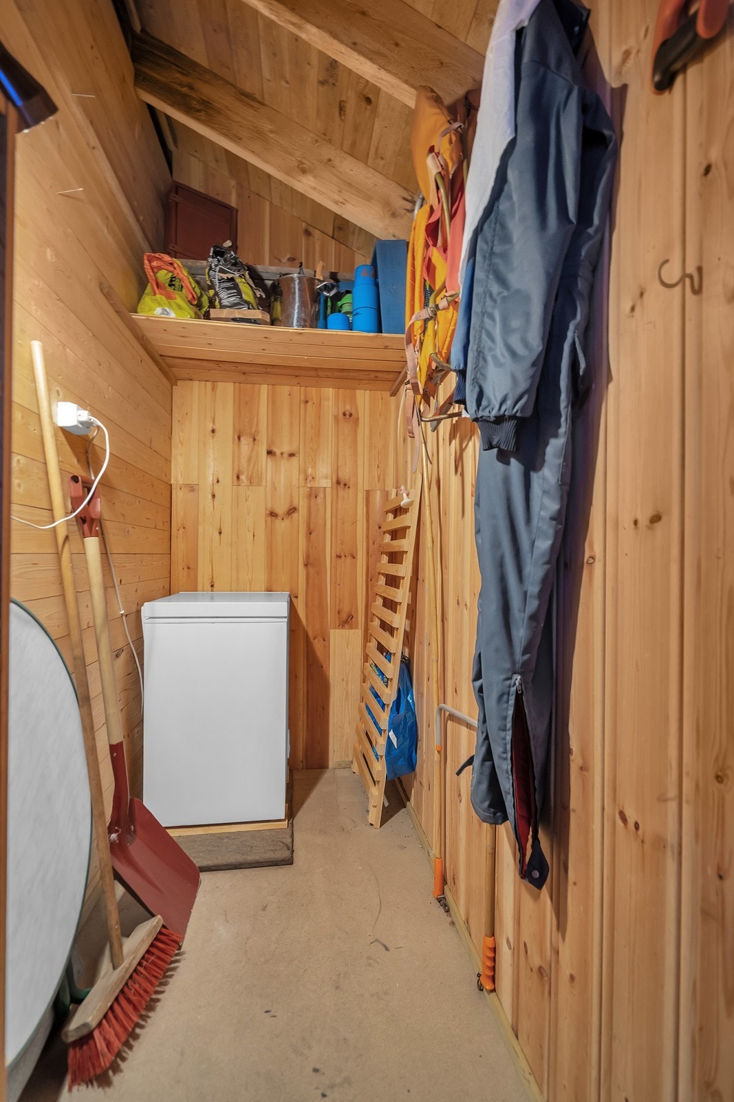 Utvendig bod ved inngangsdør. Galleribilde