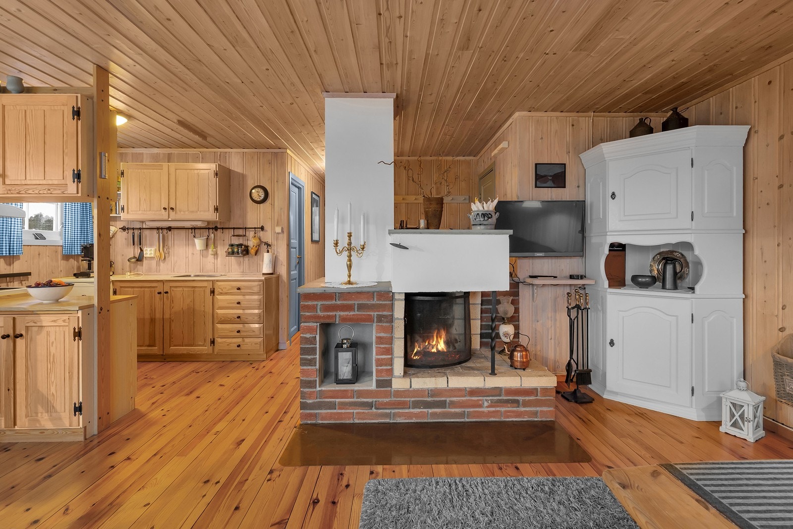 Peisen midt i rommet gjør det behagelig å oppholde seg i stuen, selv midt på vinteren. Galleribilde