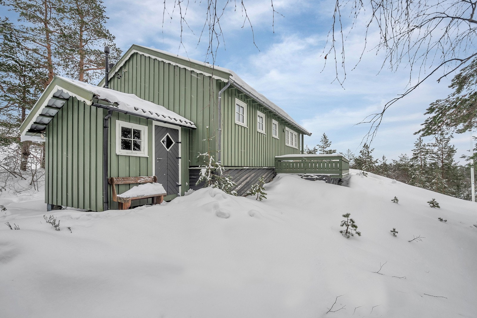 Vedbod på sydsiden av hytta Galleribilde