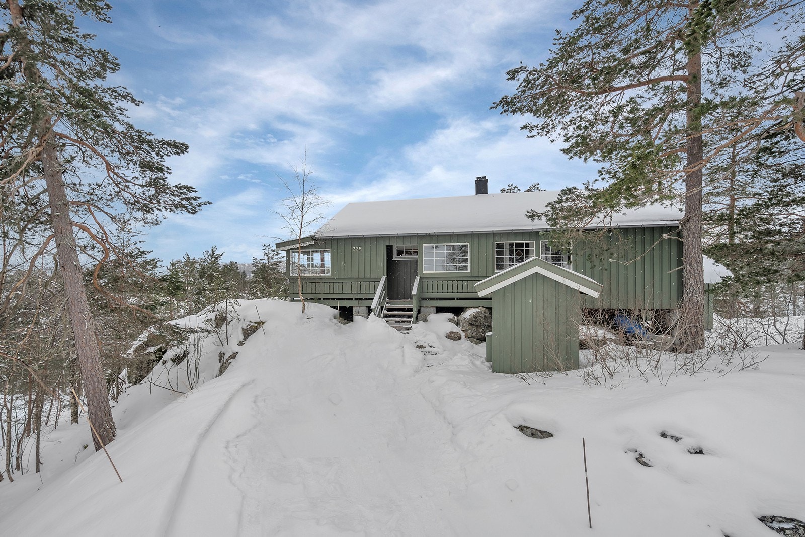 Det er kjørevei helt inn til hytta. Galleribilde