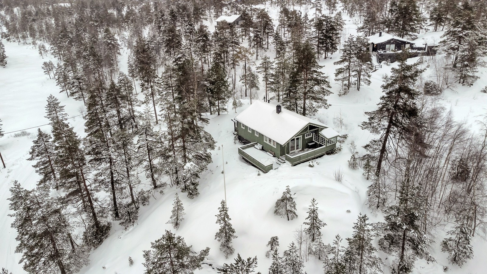 Hytta har byggeår fra 1984 og ble tilknyttet strøm i 2014 Galleribilde