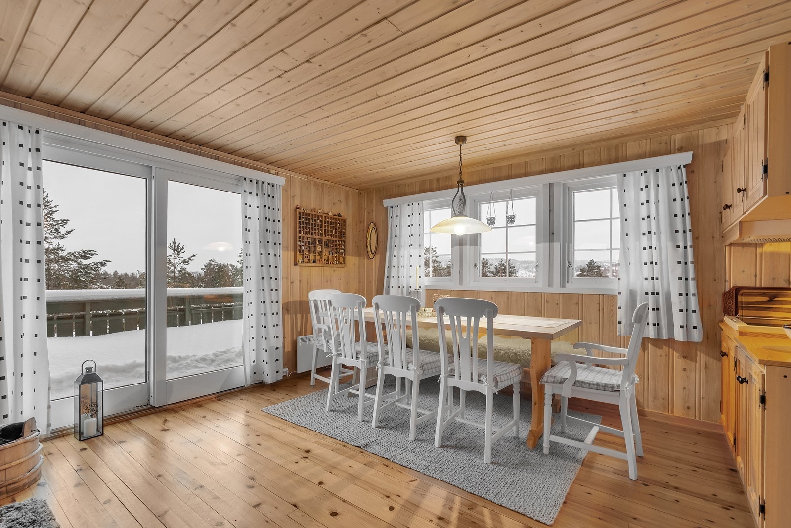 Romslig spiseplass for hele familien. Galleribilde