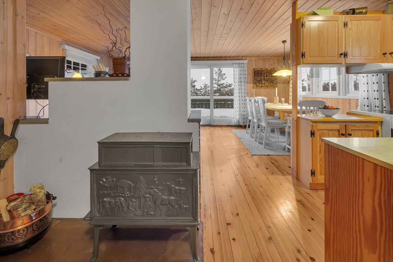 I tillegg til peis er det også vedovn ved kjøkkenet. Galleribilde
