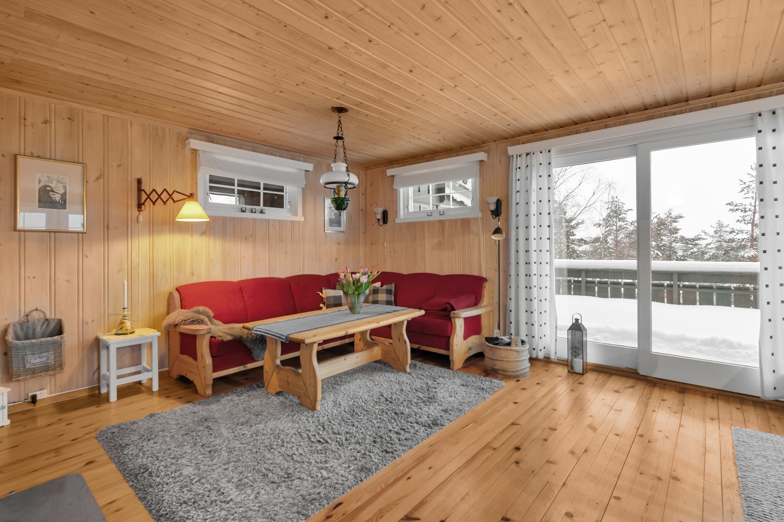 I stue er det god plass til både sofakrok og spisebord for hele familien. Galleribilde