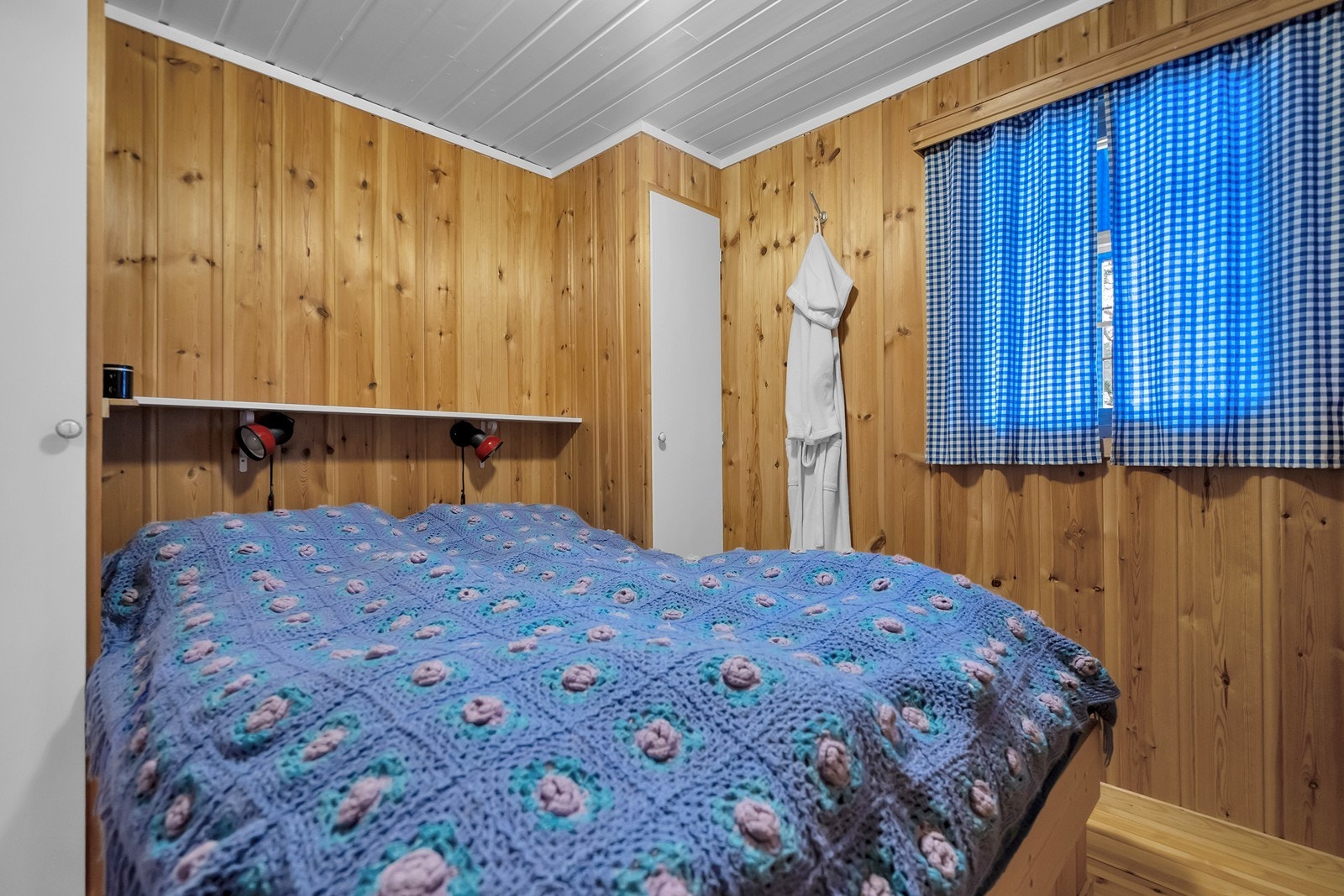 Hovedsoverommet med dobbeltseng og plassbygd garderobe Galleribilde